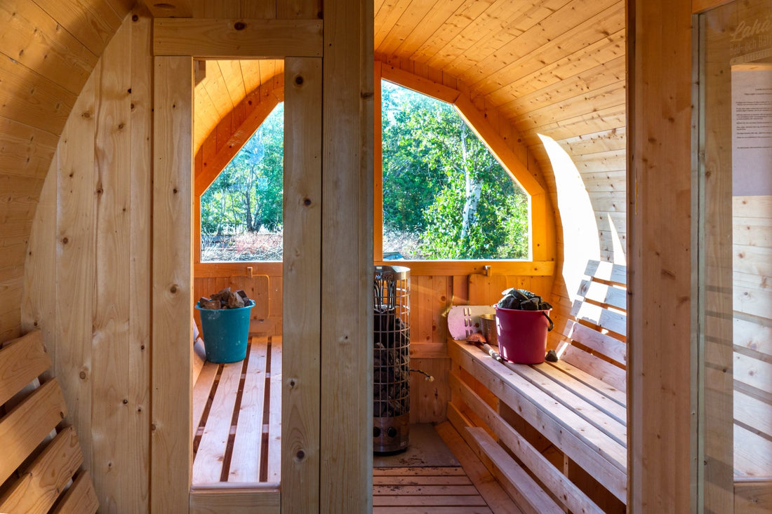 Sala sauna con finestra e panca in legno.