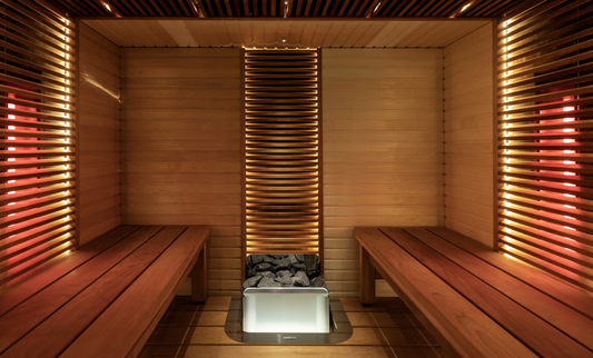 Sauna con panche in legno e pietre riscaldate.