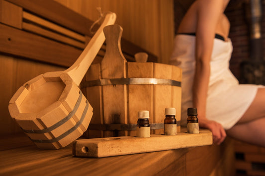 Secchio di legno e oli essenziali in una sauna.