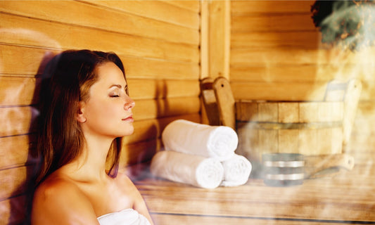 Donna che si rilassa in una sauna.