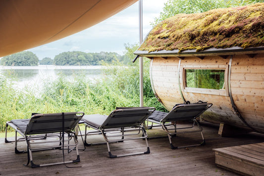 Sedie su un ponte di legno accanto alla sauna.