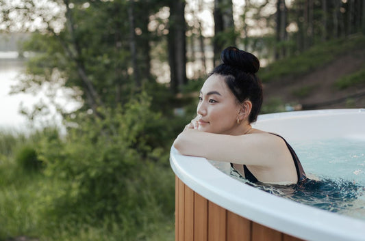 Novo Estudo Revela os Benefícios do Banho Quente vs. Sauna para a Saúde Cardiovascular e Imunológica - Saunamo