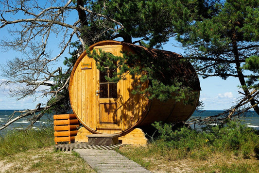 Sauna a forma di botte di legno.