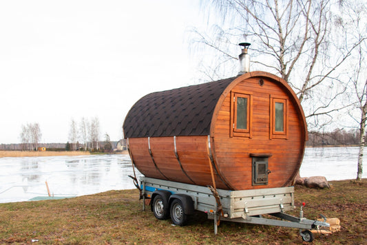 Sauna a botte in una roulotte all'aperto.