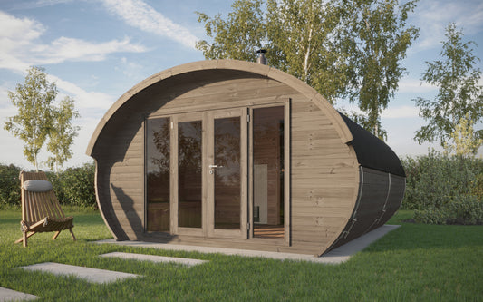 Saunamo Hobbit 500: sauna rotonda in legno con porte in vetro.