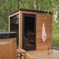 Sauna esterna Nordic Dawn con porta in vetro e panche in legno.