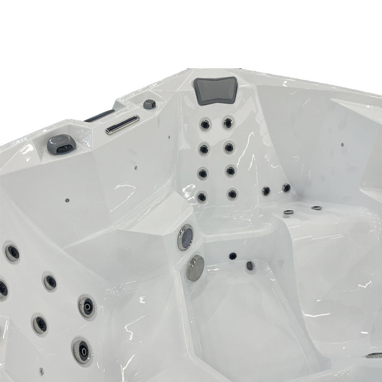 Idromassaggio Jacuzzi Hydra 200 compatto ed elegante.