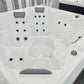 Jacuzzi Hydra 200 con accenti neri.