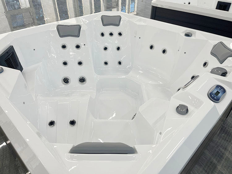 Jacuzzi Hydra 200 con accenti neri.