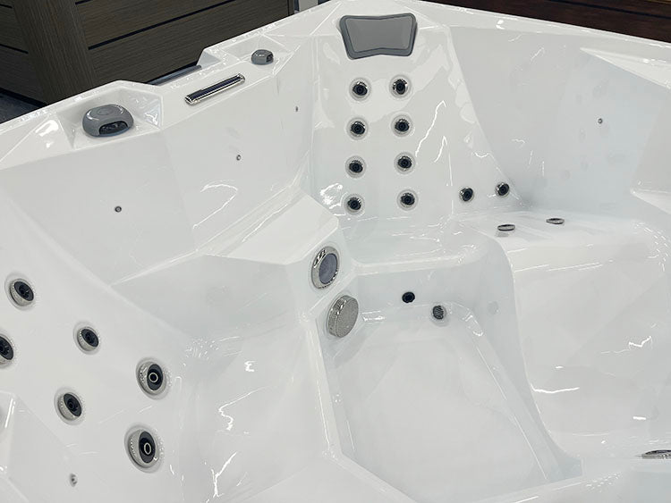 Jacuzzi Hydra 200, vasca idromassaggio compatta.