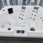 Jacuzzi Hydra 200 con schermo e pulsanti neri a vista.