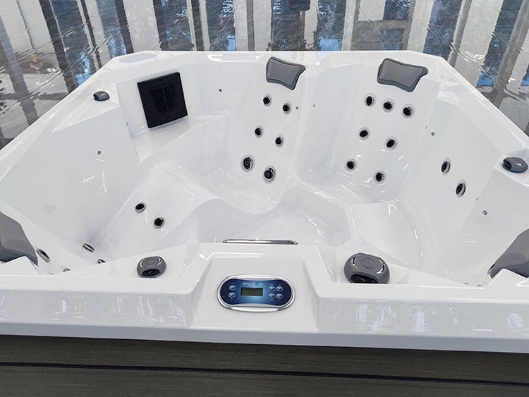 Jacuzzi Hydra 200 con schermo e pulsanti neri a vista.