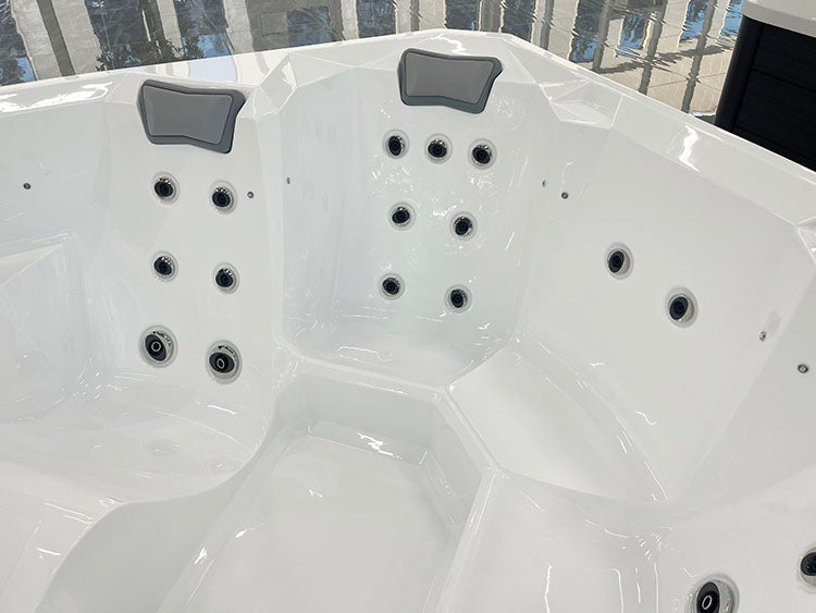 Jacuzzi Hydra 200 compact con pulsanti neri.