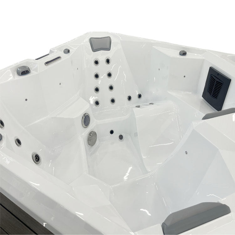 Jacuzzi Hydra 200, una vasca idromassaggio compatta per quattro persone.