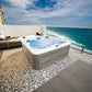 Idra 200 Jacuzzi su una terrazza con vista sul mare.