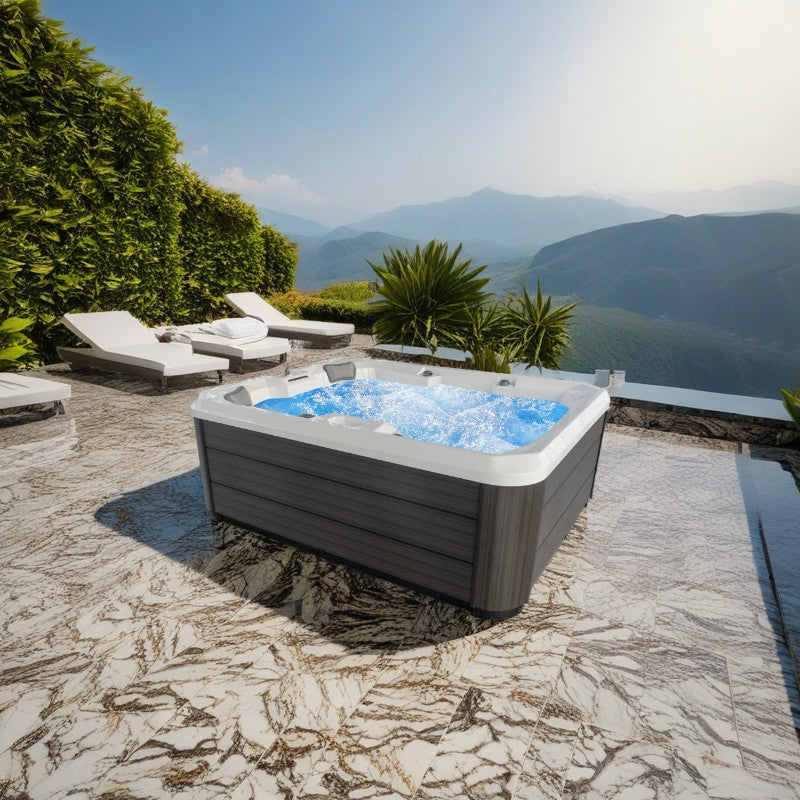 Idra 170 Jacuzzi nel patio con vista sulle montagne.