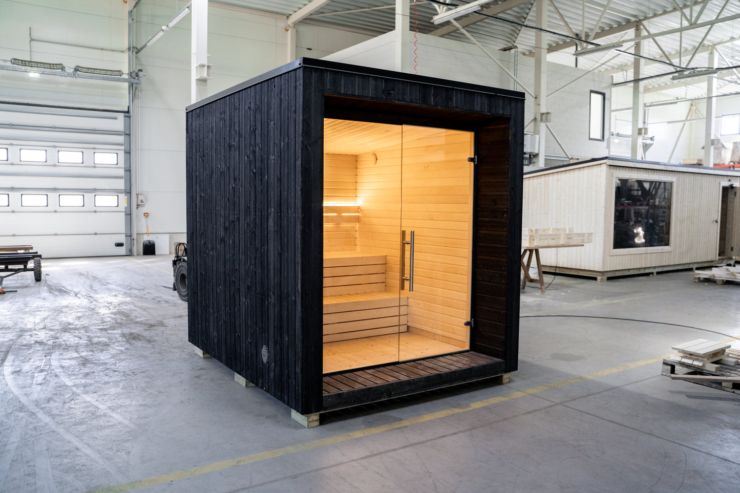 Sauna LUMI con porta in vetro, design nordico.