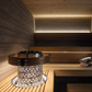 Illuminazione LED Harvia nella sauna con pietre e secchio.