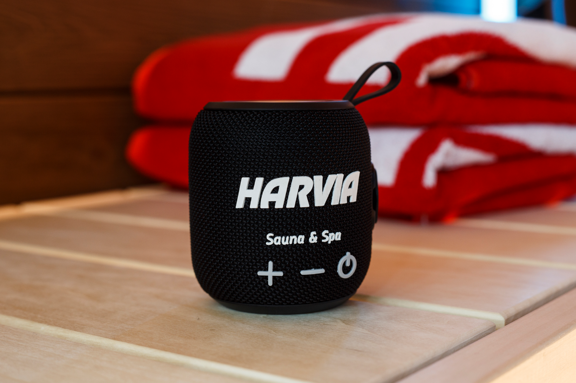 Colonna sauna Bluetooth Harvia su un tavolo.