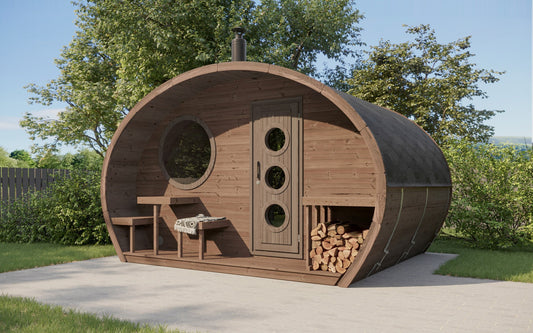 Saunamo Sauna esterna Hobbit 300 con design rustico e finestre rotonde.