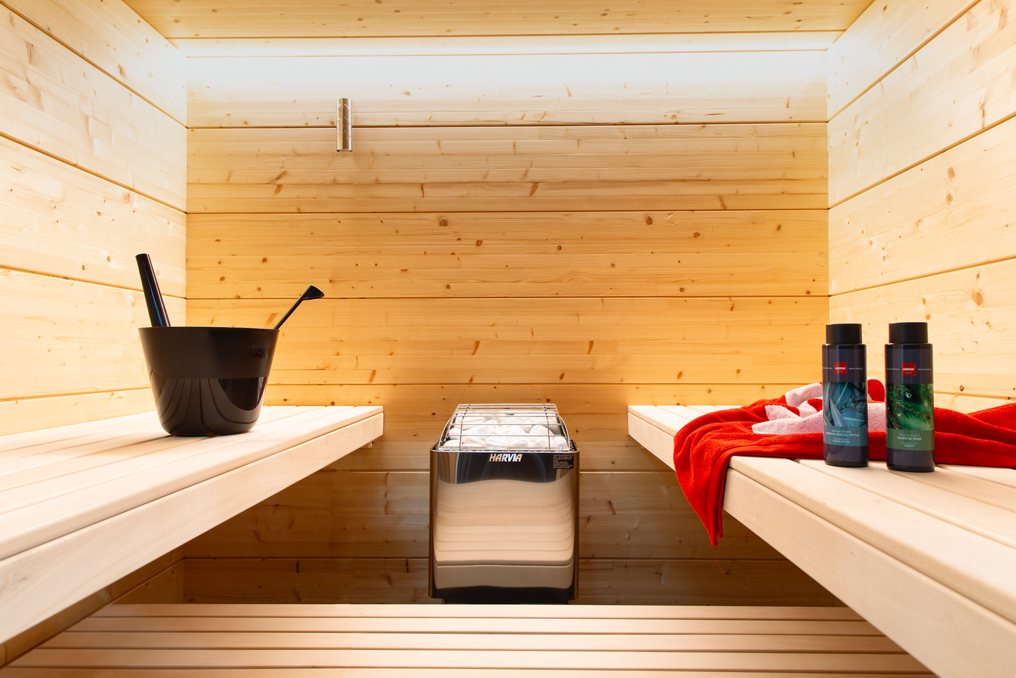 Harvia Sauna Essence - Pine Aroma con secchio e utensili.