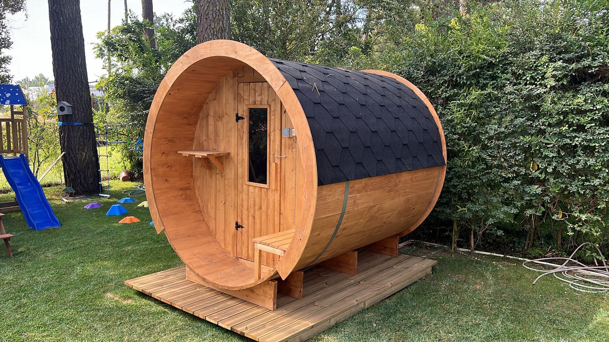 Sauna esterna a forma di botte 230 nel parco.