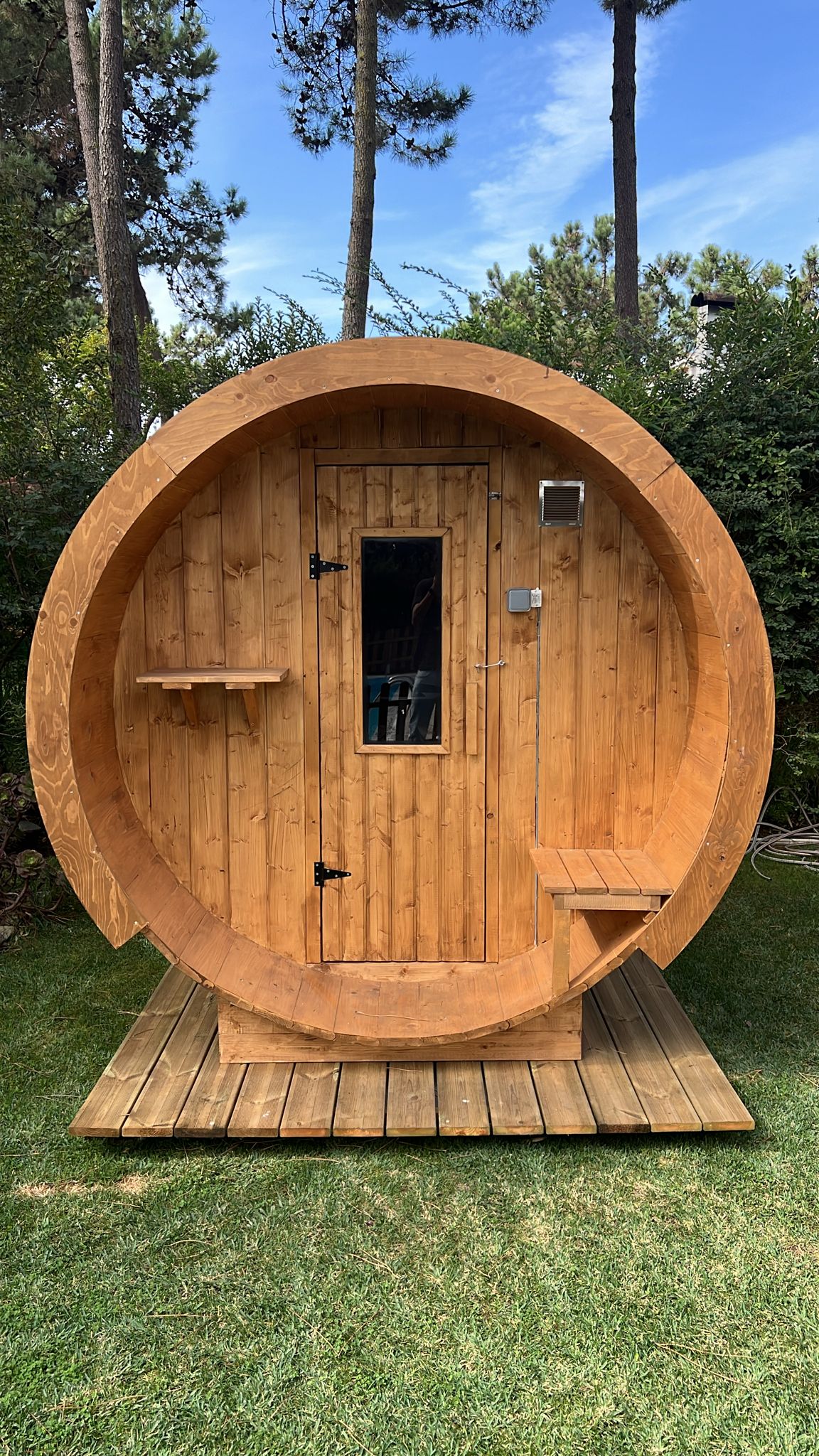 Sauna esterna 230 a forma di botte con porta e finestra.