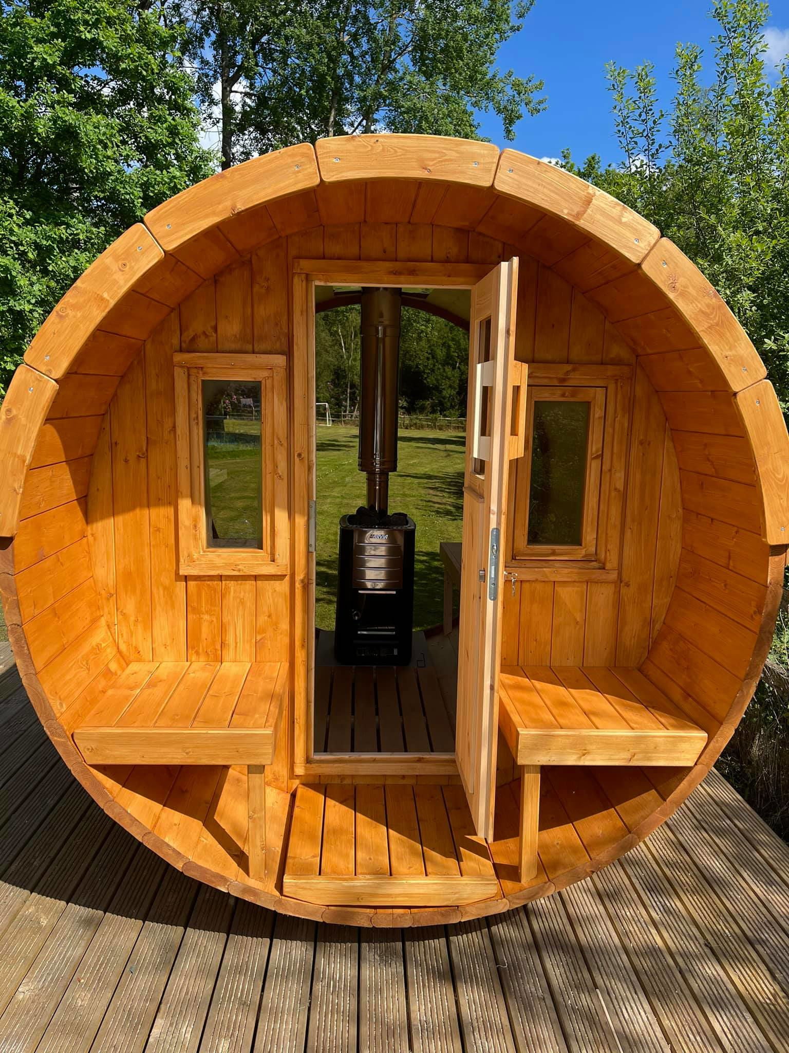 Saunamo Sauna esterna Barrel 250 in legno con porta e panche.