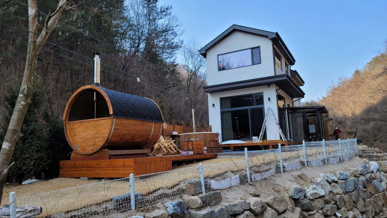 Saunamo Sauna esterna Barrel 250 con terrazza e panche.