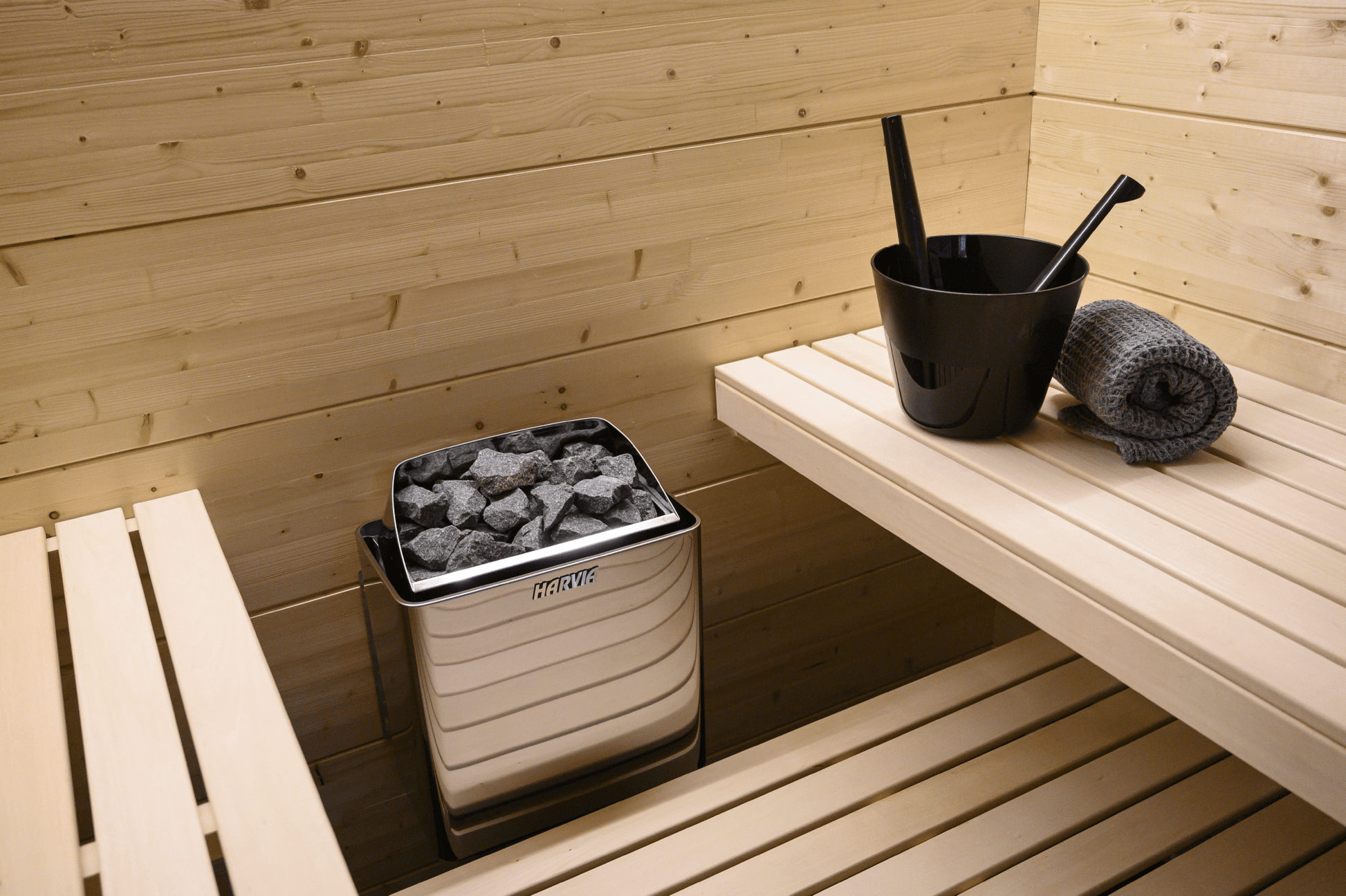 Aquecedor Elétrico Harvia KIP em sauna com baldes.
