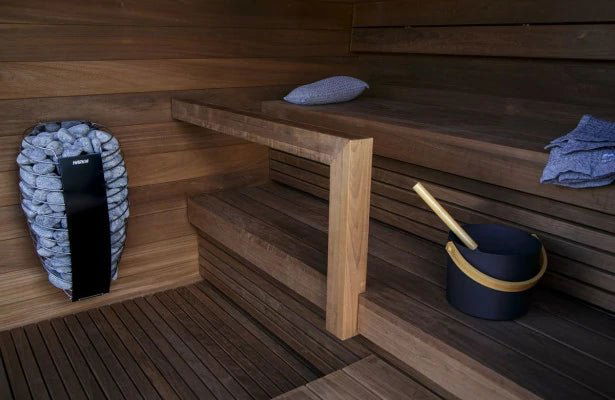 Aquecedor Harvia Spirit Elétrico em sauna de madeira.