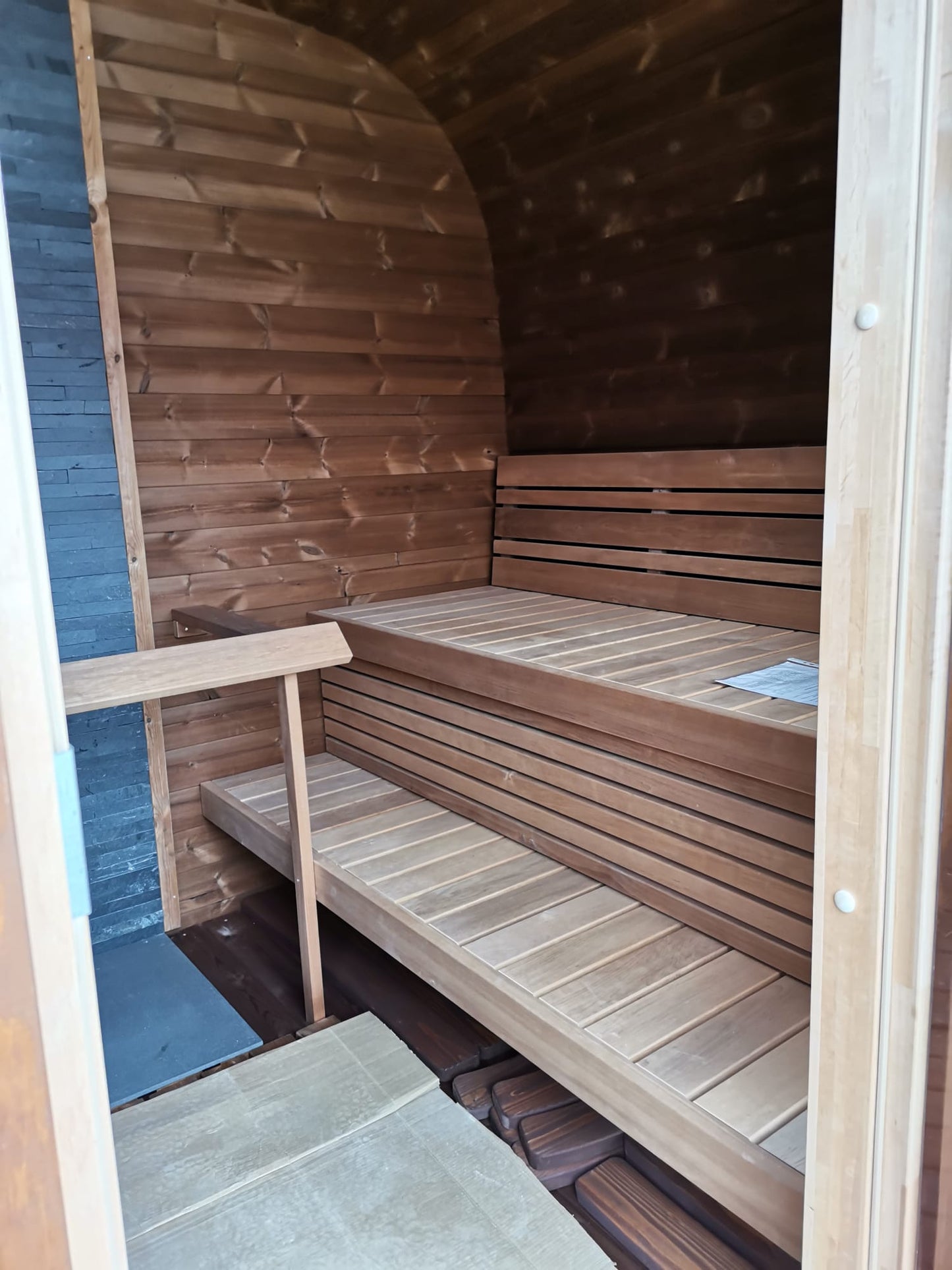 Saunamo Sauna Cubus con panche in legno.