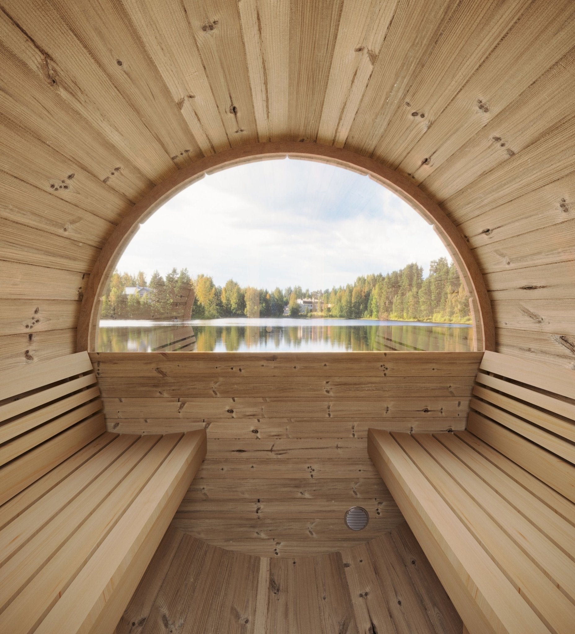 Saunamo Sauna Ergo in una sala con vista sul lago.