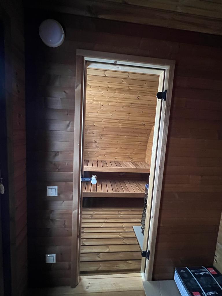 Saunamo Porta di vetro della sauna Hobbit 195 aperta.