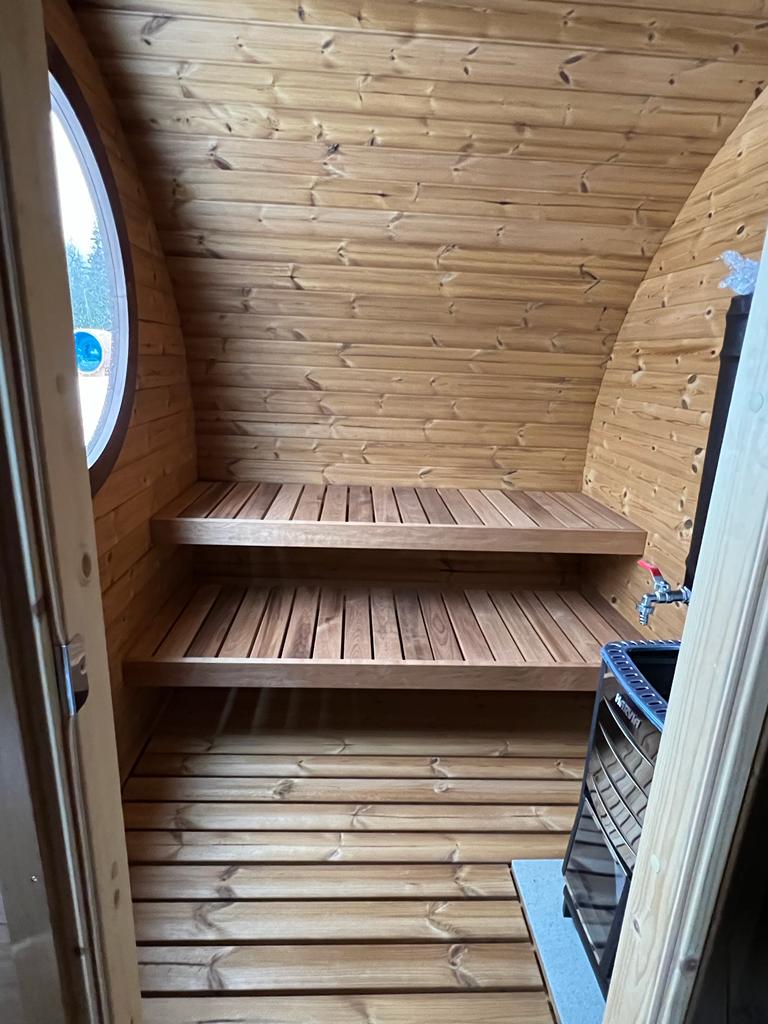 Saunamo Sauna esterna Hobbit 195 con finestra circolare.