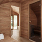 Saunamo Sauna Hobbit 500 con porta in vetro e parete in legno.