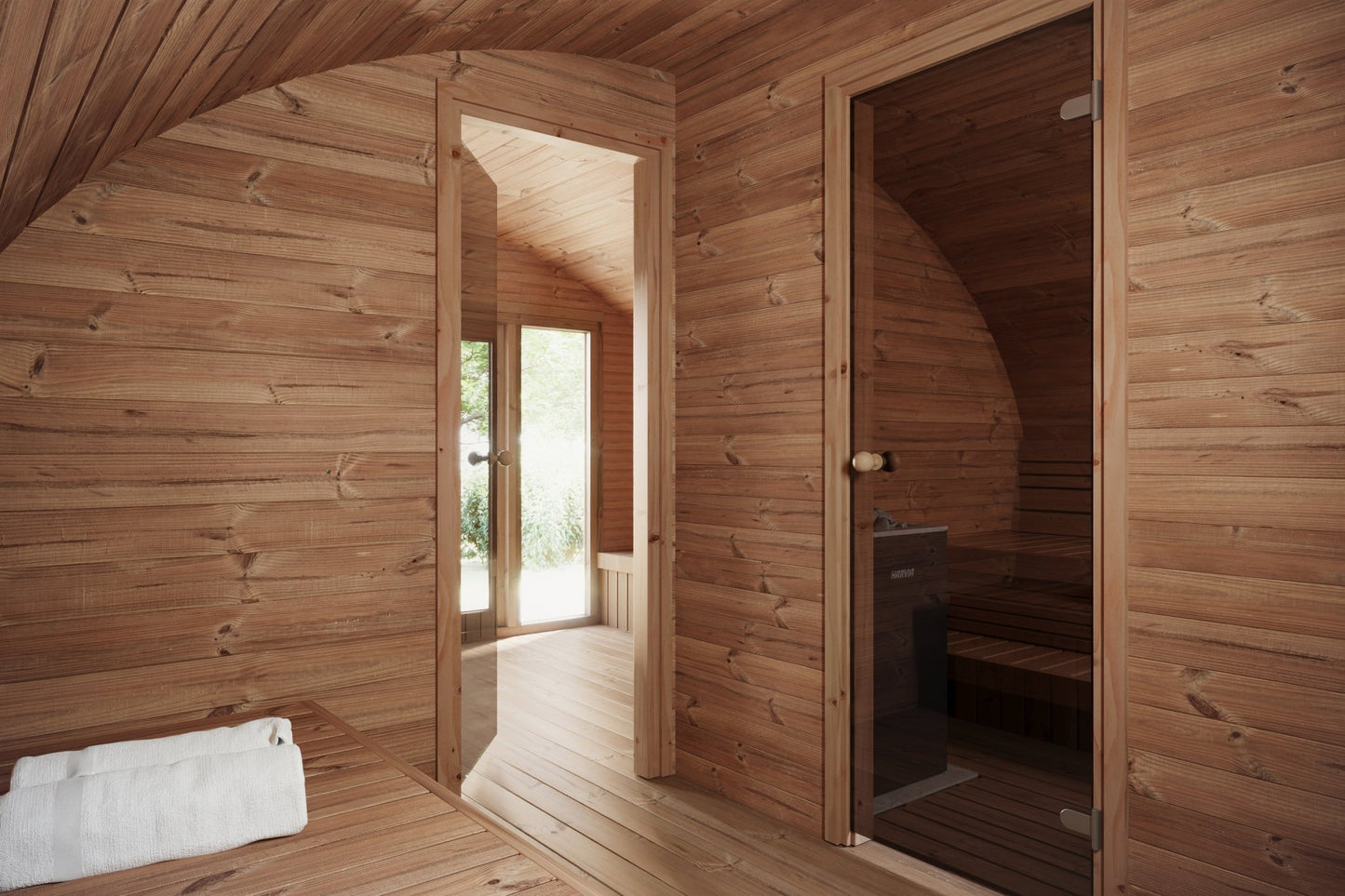 Saunamo Sauna Hobbit 500 con porta in vetro e parete in legno.