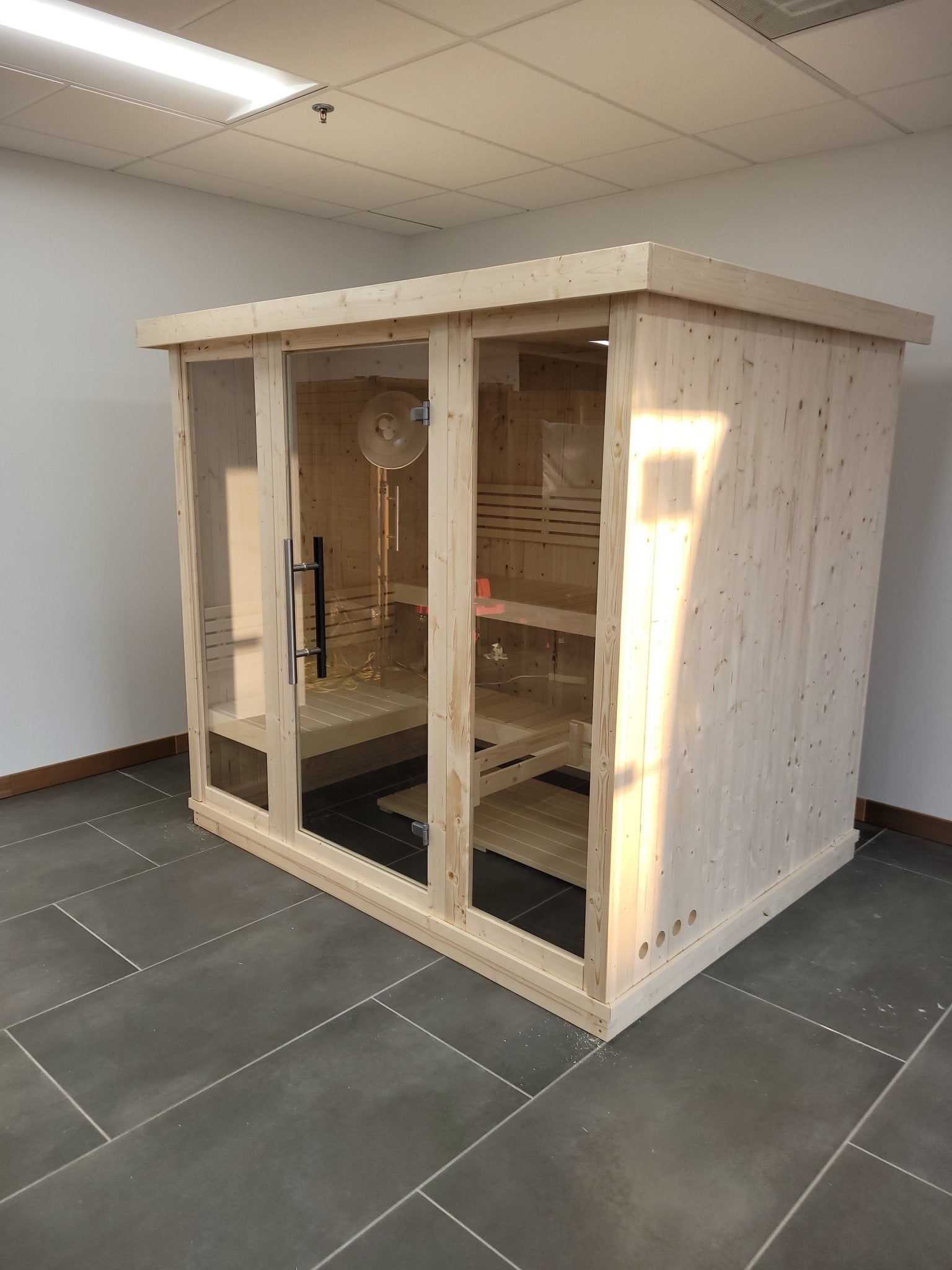 Ampia sauna interna con porte in vetro temperato.