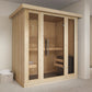 Mini sauna interna in legno con porte in vetro.