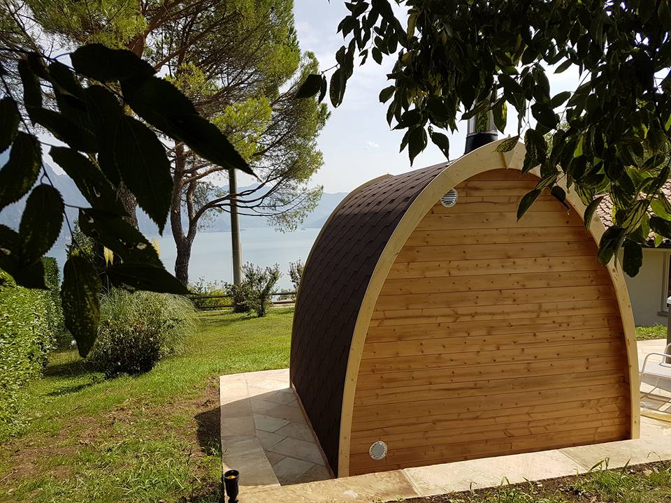 Saunamo Pod: struttura in legno con camino esterno.