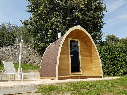 Saunamo Pod: struttura in legno con porta per sauna esterna.