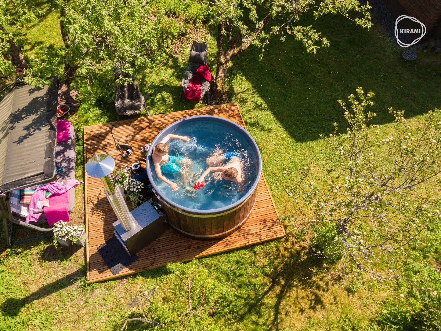 Hazy M Jacuzzi all'aperto con persone che si rilassano.